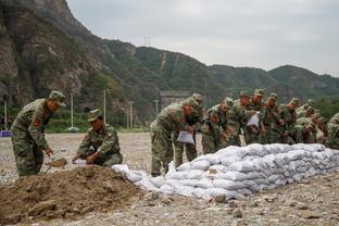 放给他射？埃弗顿半场射门数11-9领先曼联，但仅2次射正